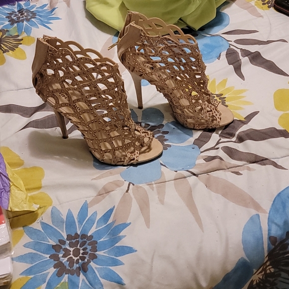 SHOES - Picture 2 of 2
